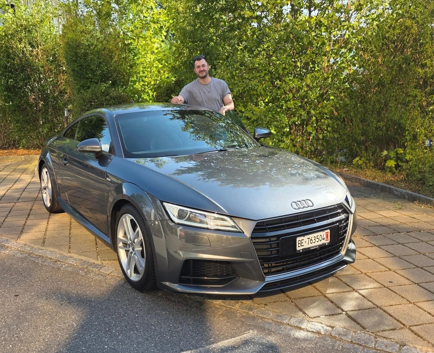 Sivi Audi TT S line sprijeda iz poluprofila, ljetno popodne
