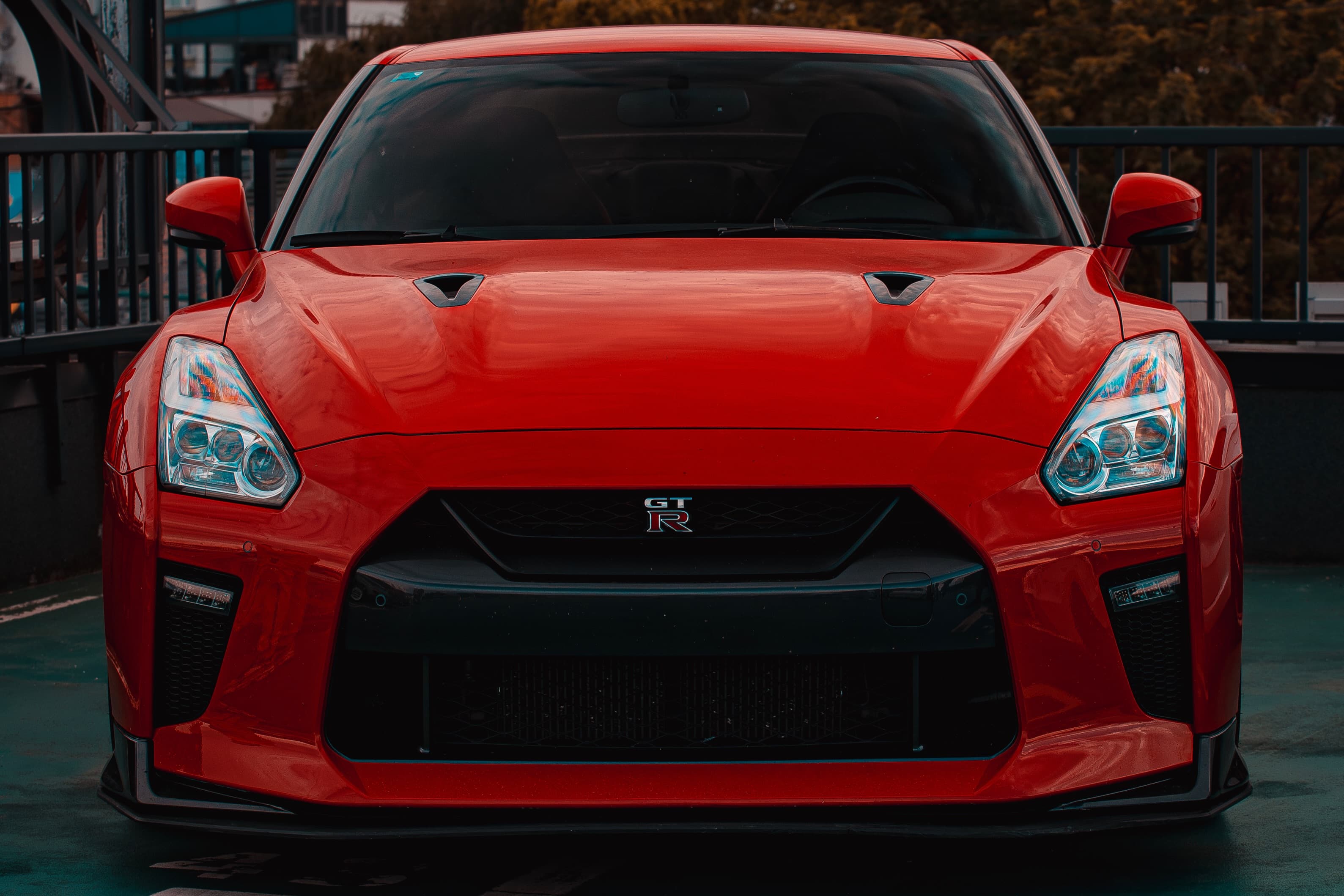 Nissan GT-R R35 sprijeda, otvori na haubi i prednji splitter