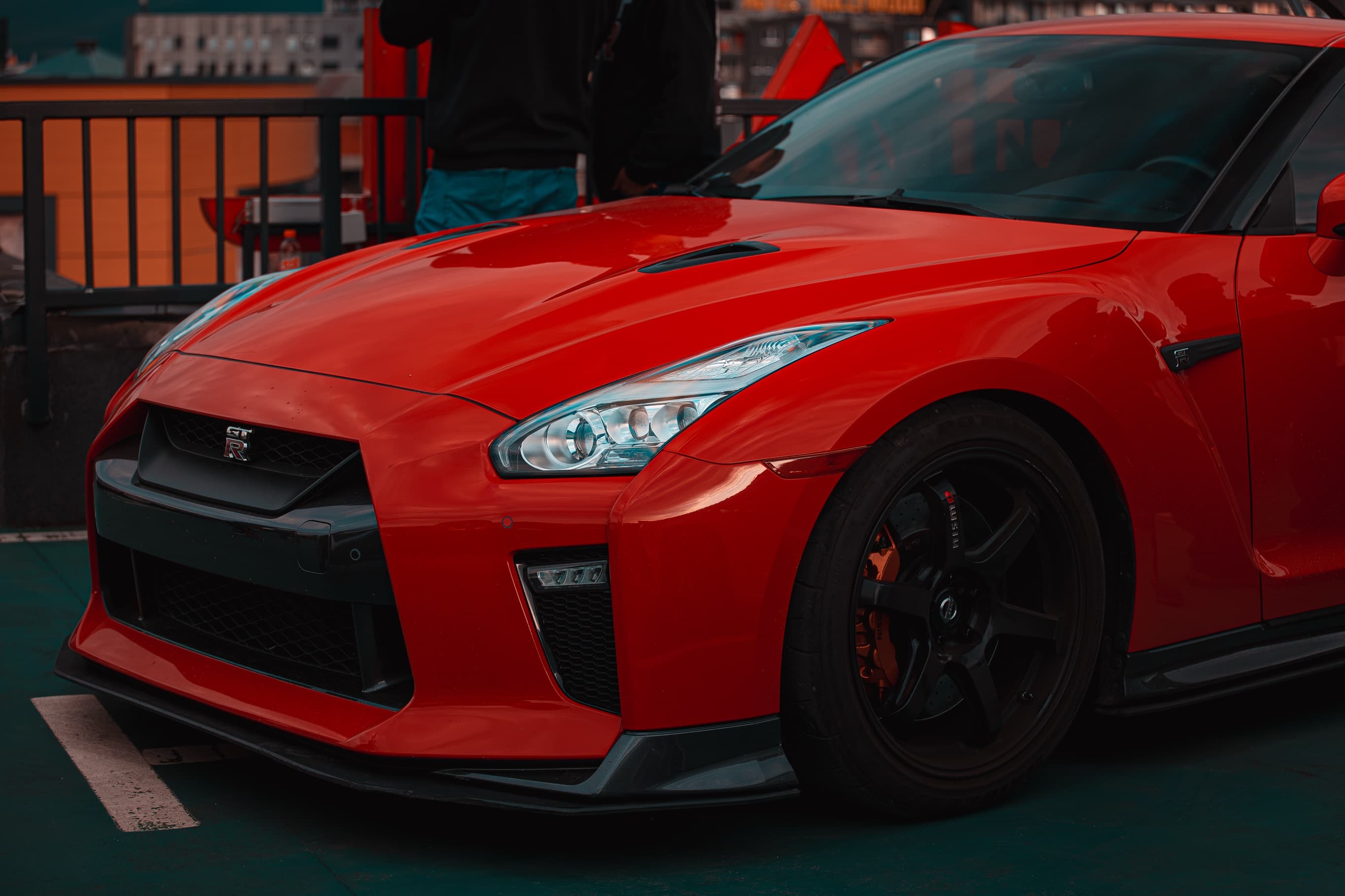 Prednji kraj GT-R-a iz poluprofila, narandžaste NISMO čeljusti kočnica